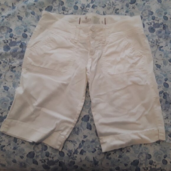 Hollister ladies size 0 white capri shorts,zipper w/2 buttons,side/back pockets - Picture 1 of 3